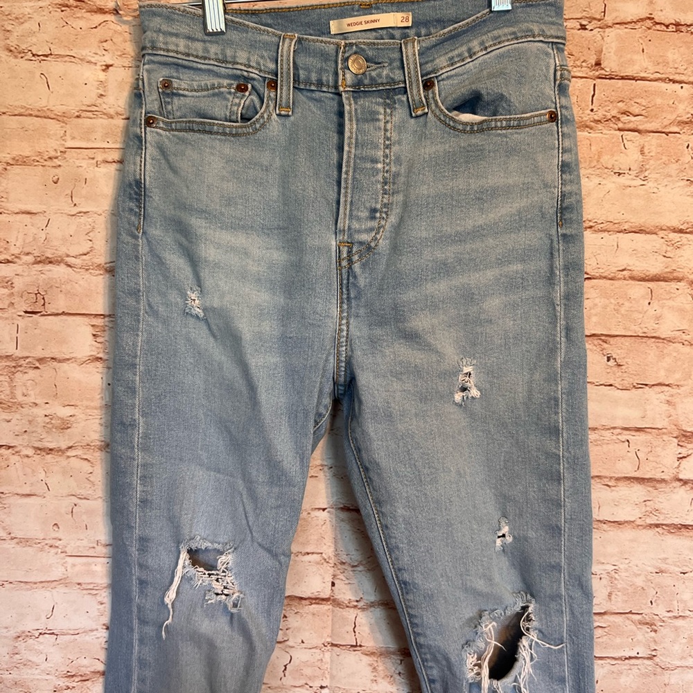Levi's wedgie skinny jeans size 28. - Picture 3 of 7